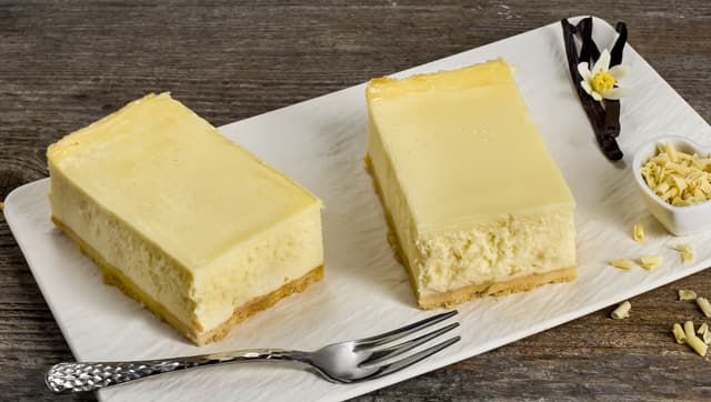 Ab Donnerstag erhältlich: ¹Käsekuchen-Schnitten – 2 Stück