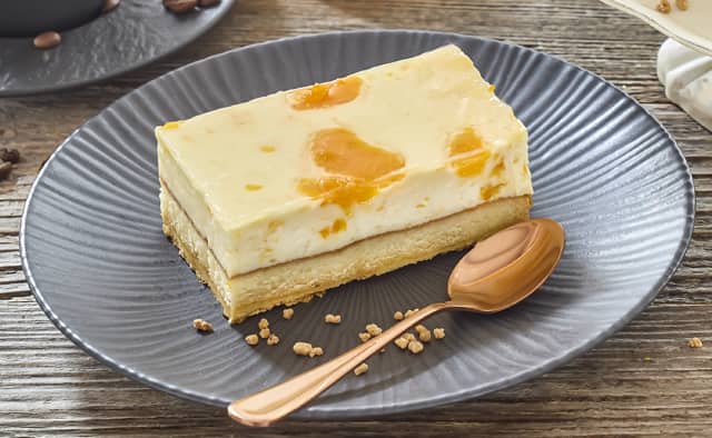 Ab Donnerstag erhältlich: 2 Stück Mandarinen-Schmand-Schnitten 