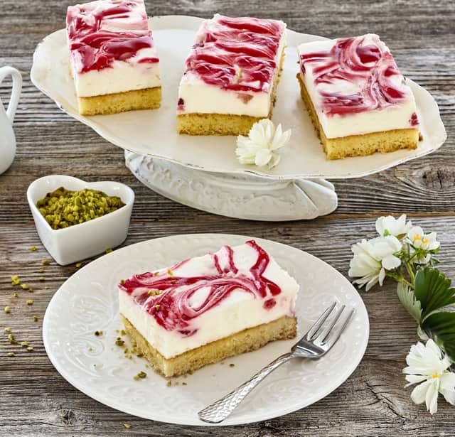 Ab Donnerstag erhältlich: Erdbeer-Sahneschnitten 2 Stück