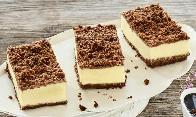 Ab Donnerstag erhältlich: 2 Stück² Zupfkuchen-Schnitten¹