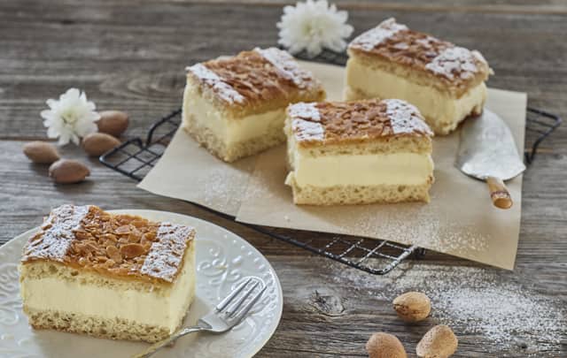 Ab Donnerstag erhältlich: ¹Bienenstich-Schnitten – 2 Stück²