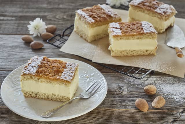 Ab Donnerstag erhältlich: ¹Bienenstich-Schnitten – 2 Stück²