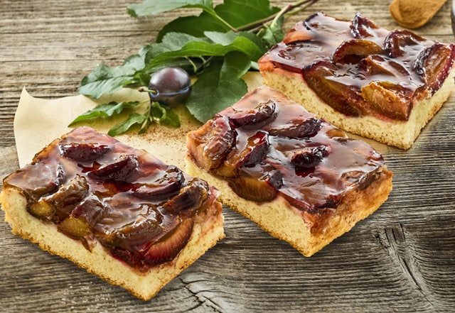 Ab Donnerstag erhältlich: ¹Zwetschgenschnitte – 2 Stück²