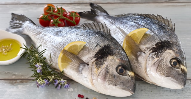 ¹An der Fisch Bedienungstheke: Dorade Royal