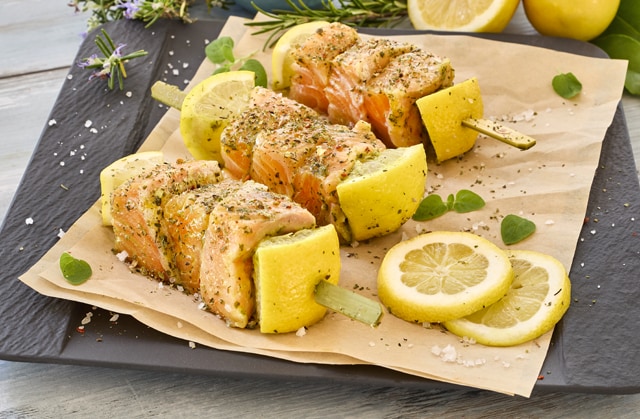 Ab Dienstag erhältlich: ²Lachsspieße Lemon
