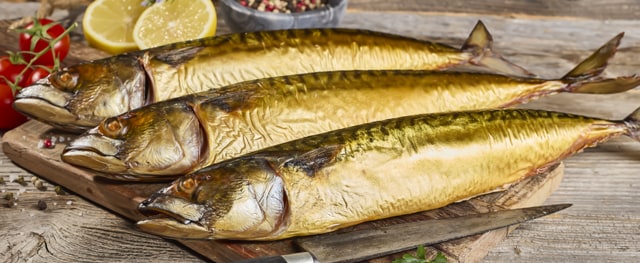 ²An der Fisch Bedienungstheke: Makrelen geräuchert 