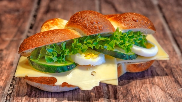 Brezenzopf mit Käse und Ei