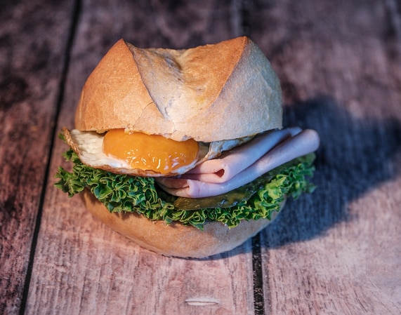 Bayerische mit Schinken und Spiegelei