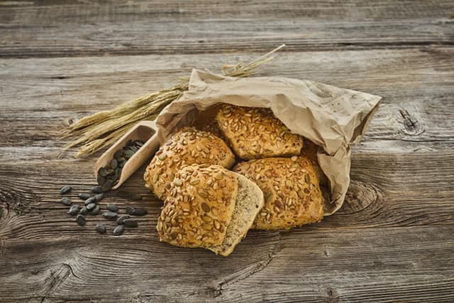 In der Markt-Bäckerei erhältlich: ³Kürbiskernbrötchen 